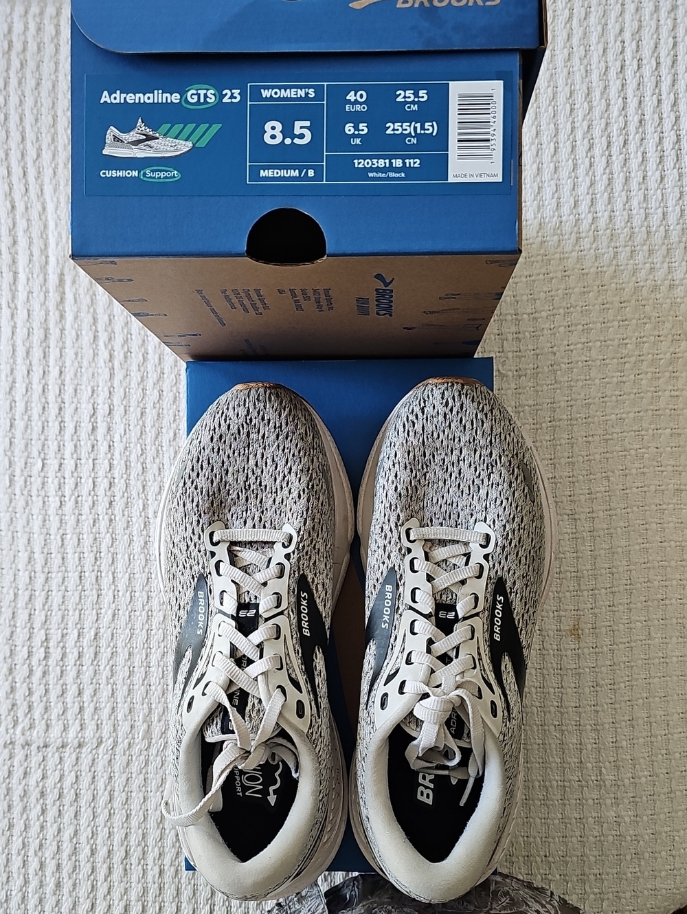 Brooks Women's Sneakers in Light Gray and Black